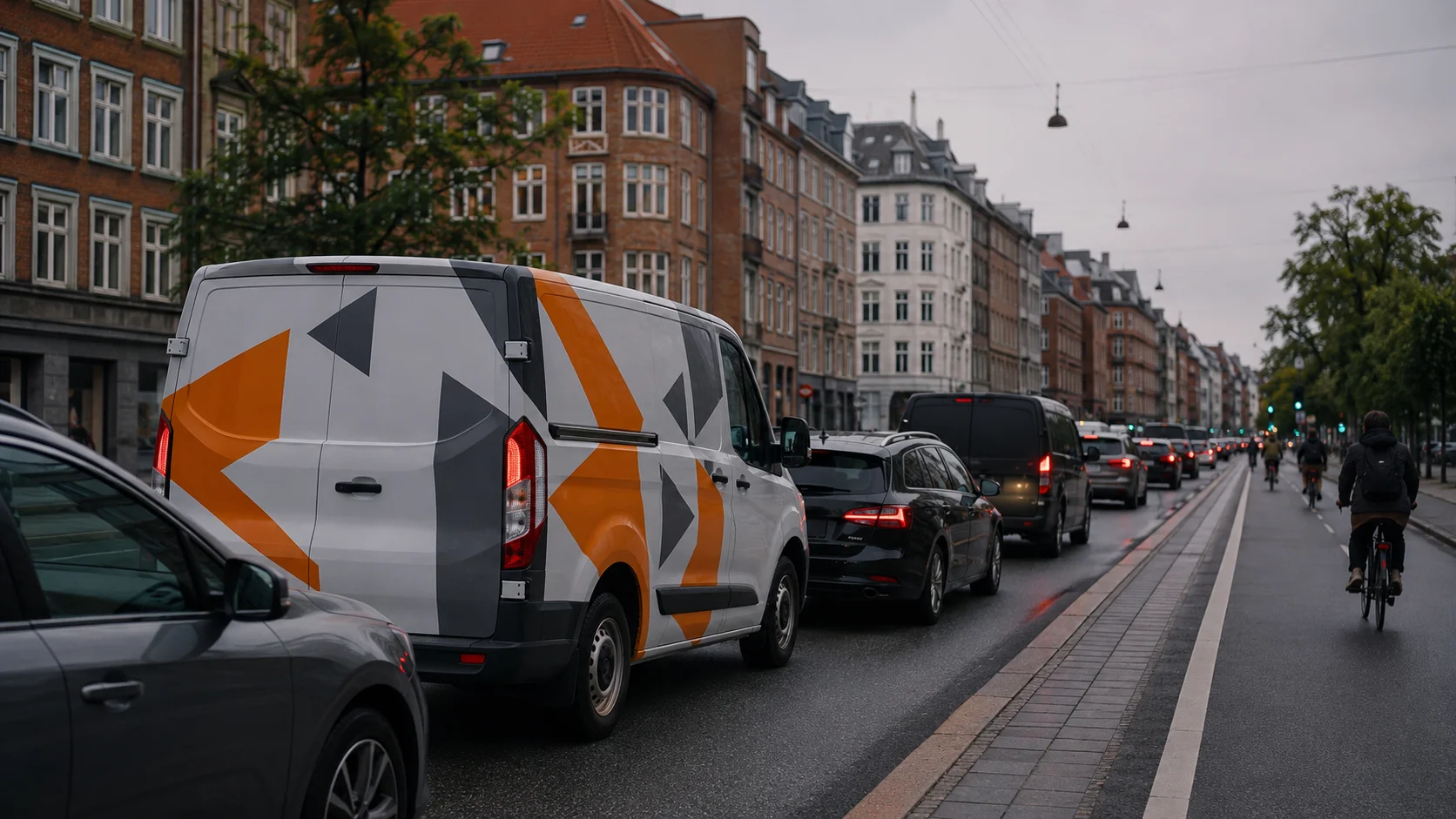 Foliebeklædt varevogn med bilreklame i tæt københavnsk myldretidstrafik